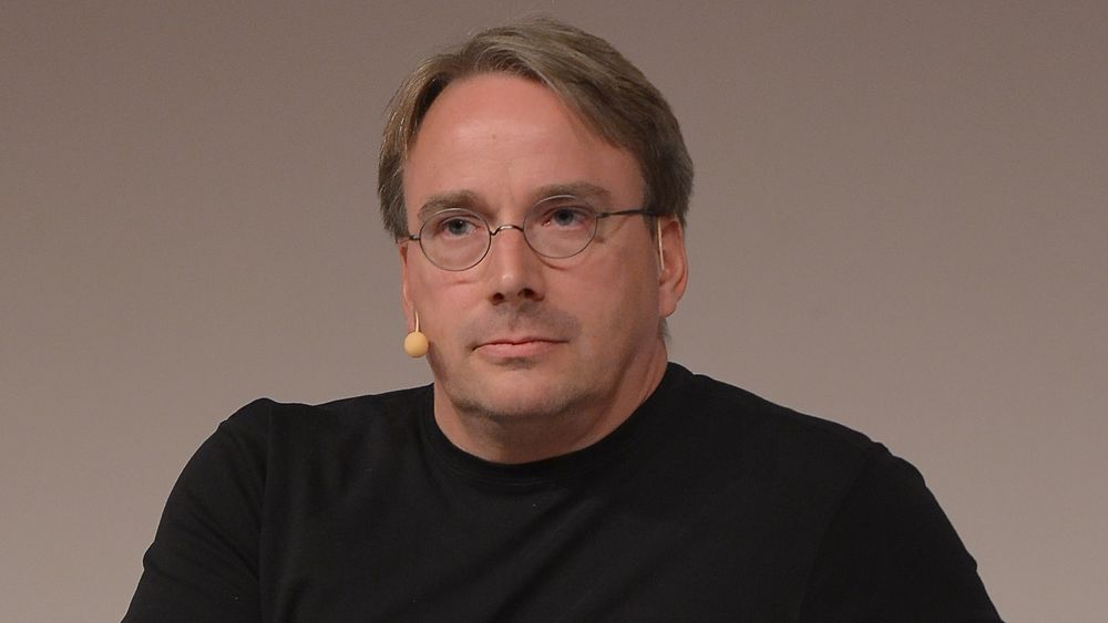 Linux-skaperen Linus Torvalds. Her intervjues han på scenen under LinuxCon Europe 2014 i Düsseldorf.