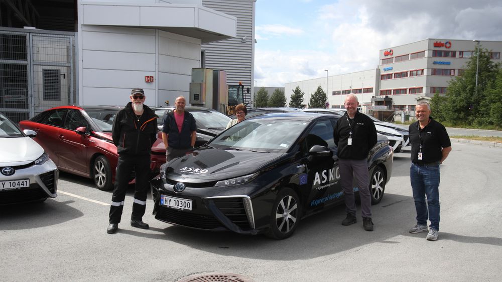Ansatte hos Asko har mottok i dag 13 hydrogendrevne Toyota Mirai.
