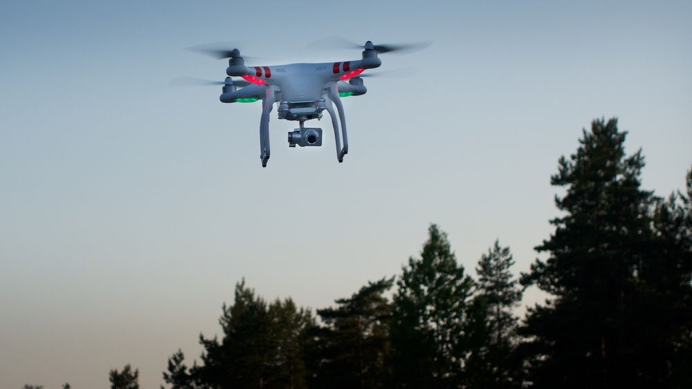 Droner kan jobbe døgnet rundt, så lenge de har strøm. EU-prosjektet som ledes fra Danmark skal prøve å få til selvstyrte droner som inspiserer kritisk infrastruktur uten hjelp av mennesker.