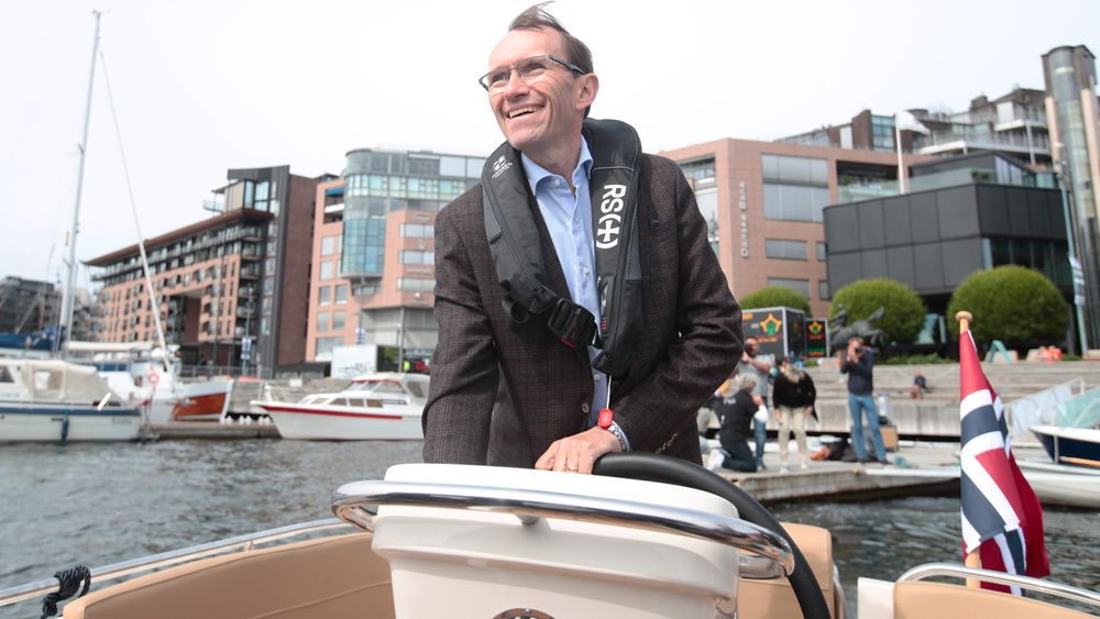 Arbeiderpartiets miljø- og energipolitiske talsperson Espen Barth Eide står selv ved roret når han drar ut på fjorden for å teste elektrisk fritidsbåt.