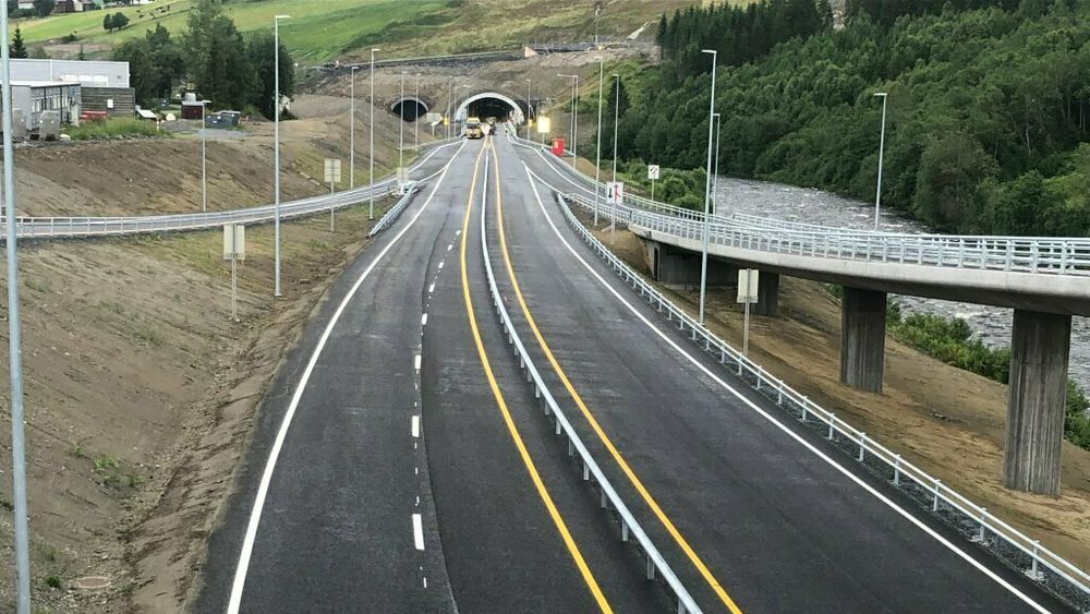 Den nye strekningen på E6 Soknedal sett fra Soknedalskrysset mot tunnelmunningen. Det er gjort klart for en tunnel nummer to til venstre for dagens tunnelmunning.