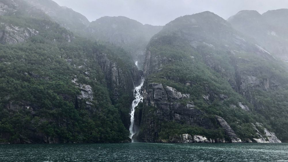 Flere norske vannkraftprodusenter har heller latt vannet renne på havet enn å produsere. Produksjonen har rett og slett blitt ulønnsom, skriver artikkelforfatteren. Bildet viser overløp ved Flørli.