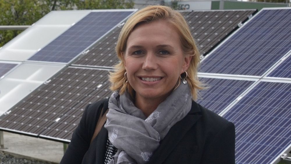 Trine Kopstad Berentsen, daglig leder i Solenergiklyngen, tror at flytende sol kan bli Norges kommende, grønne vekstnæring. 