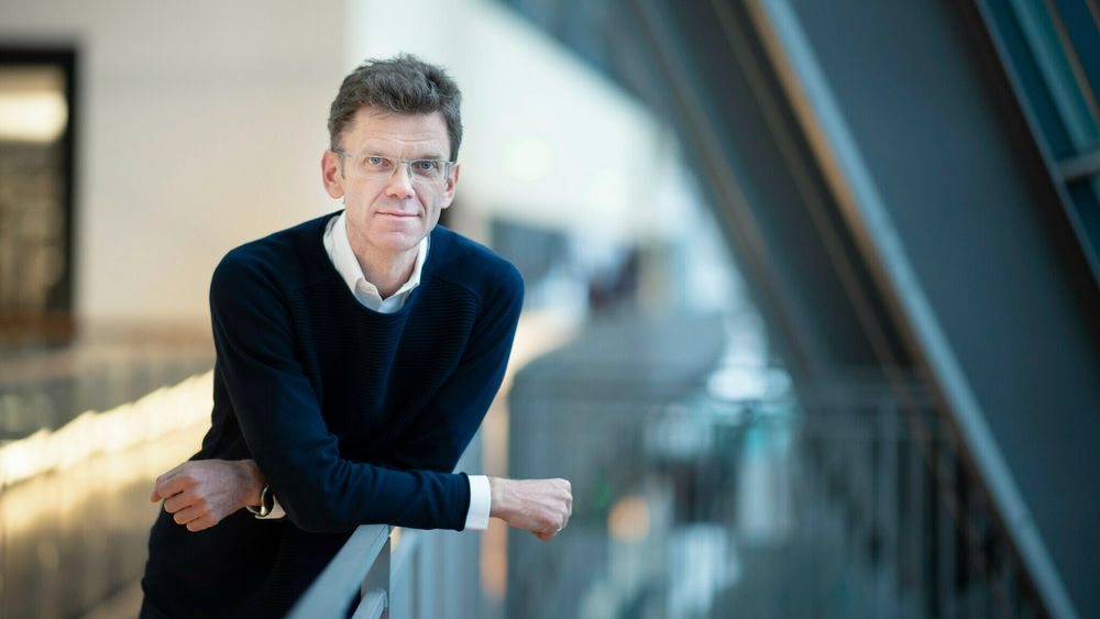 Telenor Norge-sjef Petter-Børre Furberg kan glede seg over inntekter fra nye tjenester, men kan se en jevn nedgang i antallet mobilabonnenter.