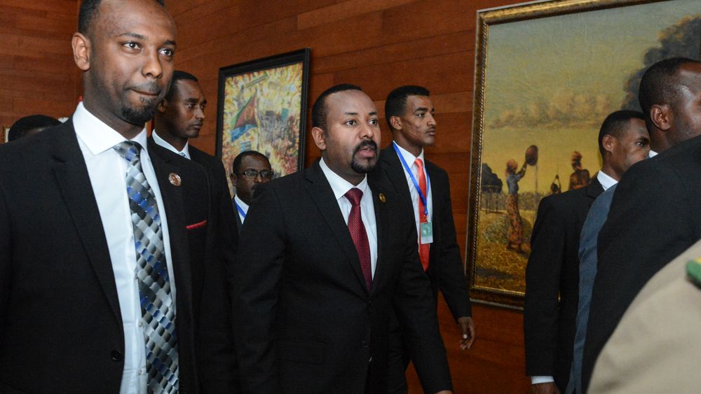 Uro og etnisk vold i kjølvannet av drapet på en populær artist, skaper hodebry for statsminister Abiy Ahmed (midten foran), her på vei inn til et møte i Den afrikanske union i hovedstaden Addis Abeba.