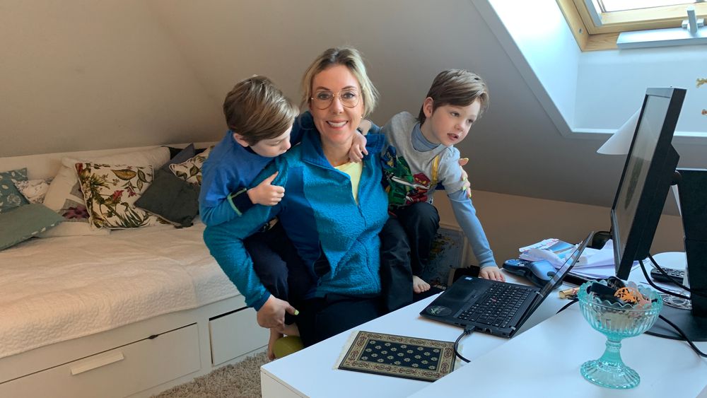 Cecilia Flatum er managing partner i Deloitte Norge. Her jobber hun fra hjemmekontoret med sin to sønner.