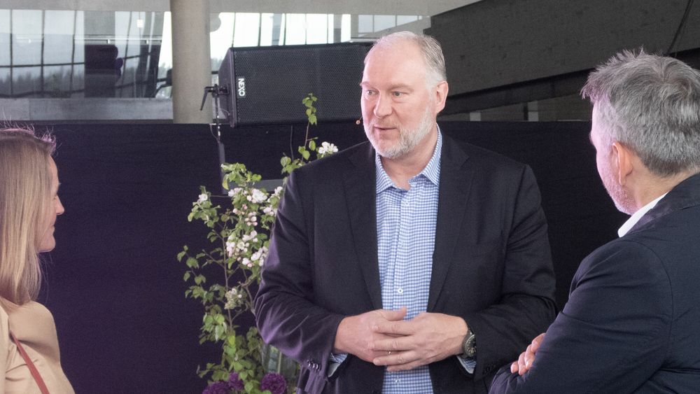 Telia-direktør Stein-Erik Vellan forteller at selskapet vil tilby sluttpakker og karriererådgivning til de som mister jobben.