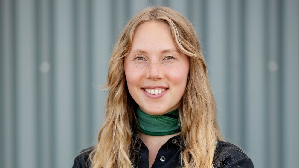 Tidligere nanoteknologi-student Karoline Sjøen brukte masteroppgaven sin til å forske på selvrensende glass ved Unitech. Hun gir dette æren for at hun nå blir kastet jobb etter.