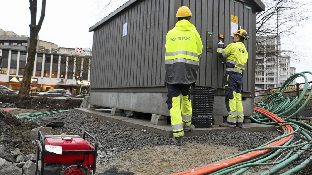 BKK Digitek skal knytte opp rundt 200 lokasjoner for Vestland fylkeskommune. Her et bilde fra strekking av rør til fiber og strøm på Danmarksplass i Bergen.