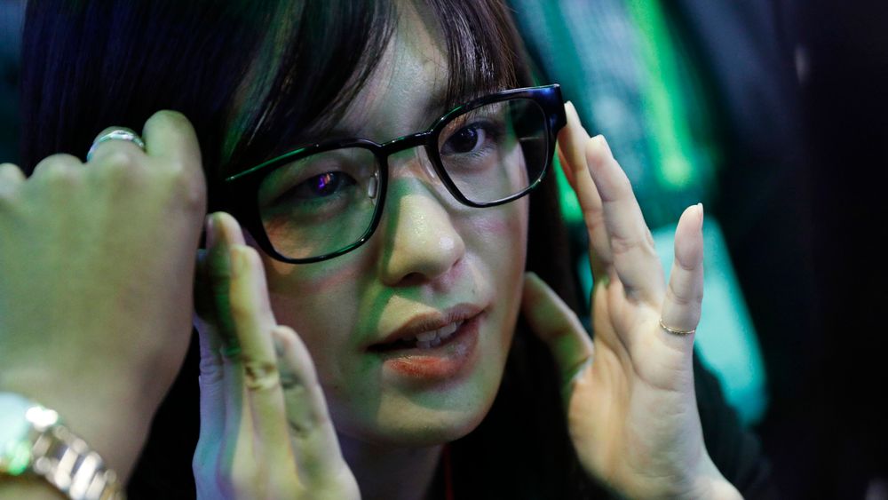 Yumi Dobashi prøver Focals-brillene på North-standen på CES-messen i Las Vegas i januar 2019.