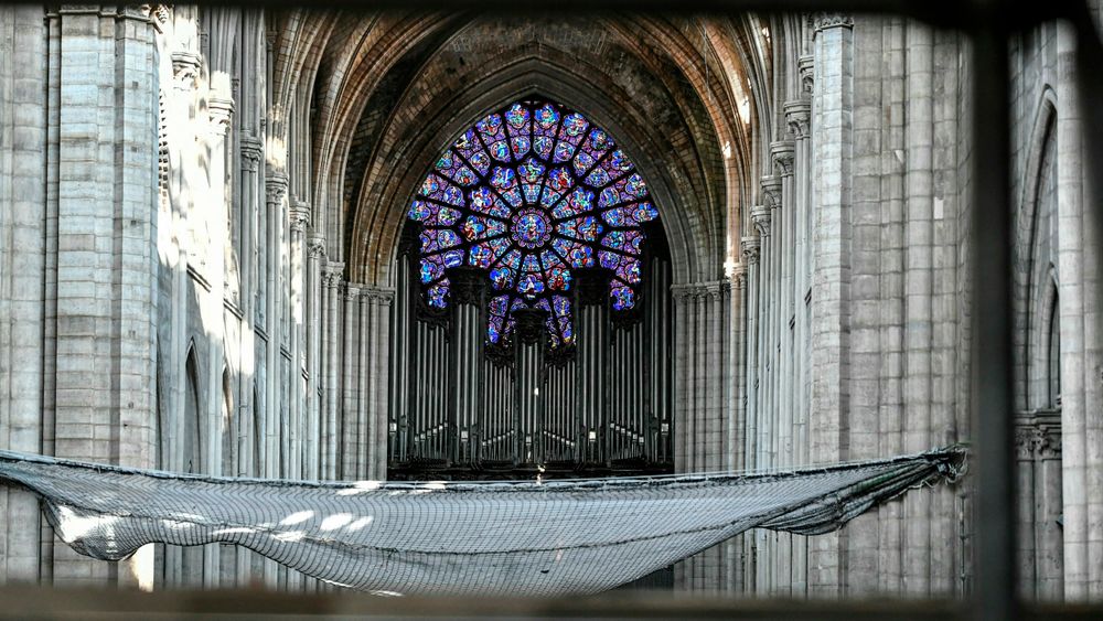 Orgelet i Notre-Dame fotografert i forbindelse med innledende restaureringsarbeid i fjor. Denne uken begynte arbeidet med å plukke orgelet fra hverandre. Det markerte starten på en flere år lang restaureringsprosess. 