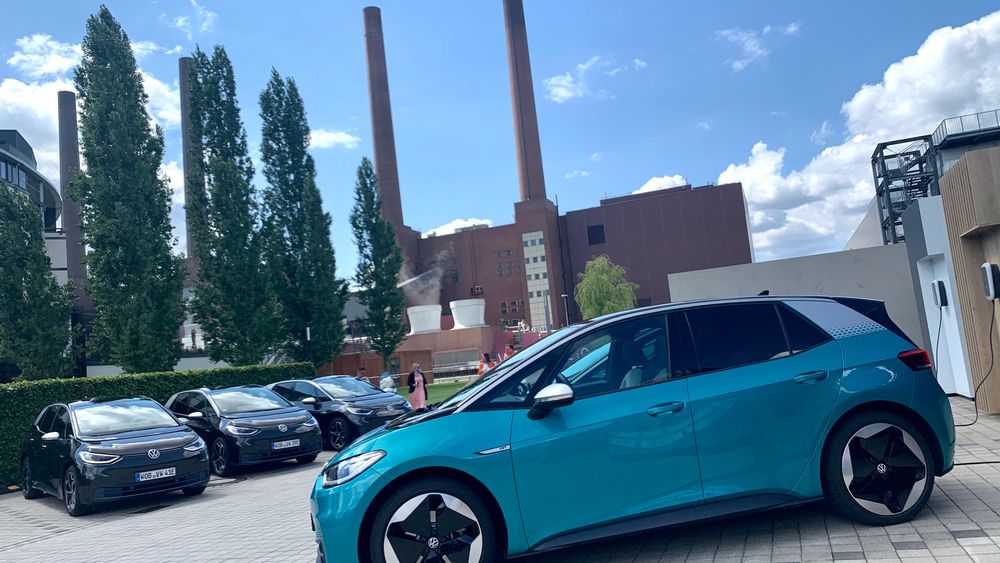 Volkswagens fremtid utenfor Volkswagenverk i Wolfsburg.
