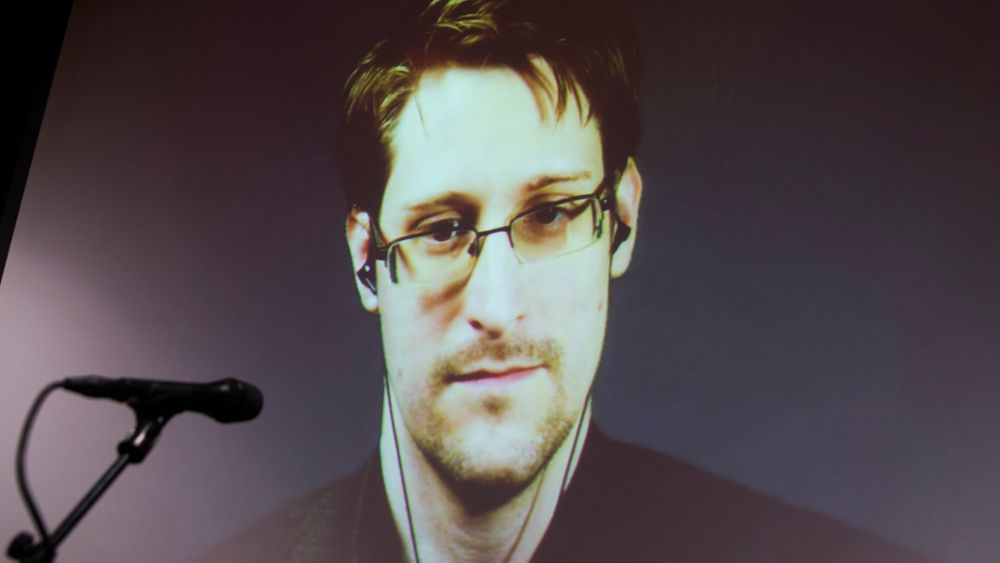 President Donald Trump sier han vil se på en mulig benådning av den spionsiktede varsleren Edward Snowden. Her på videolink fra Moskva til Litteraturhuset i Oslo da han ble tildelt Ossietzky-prisen i 2016. Foto: Berit Roald / NTB scanpix