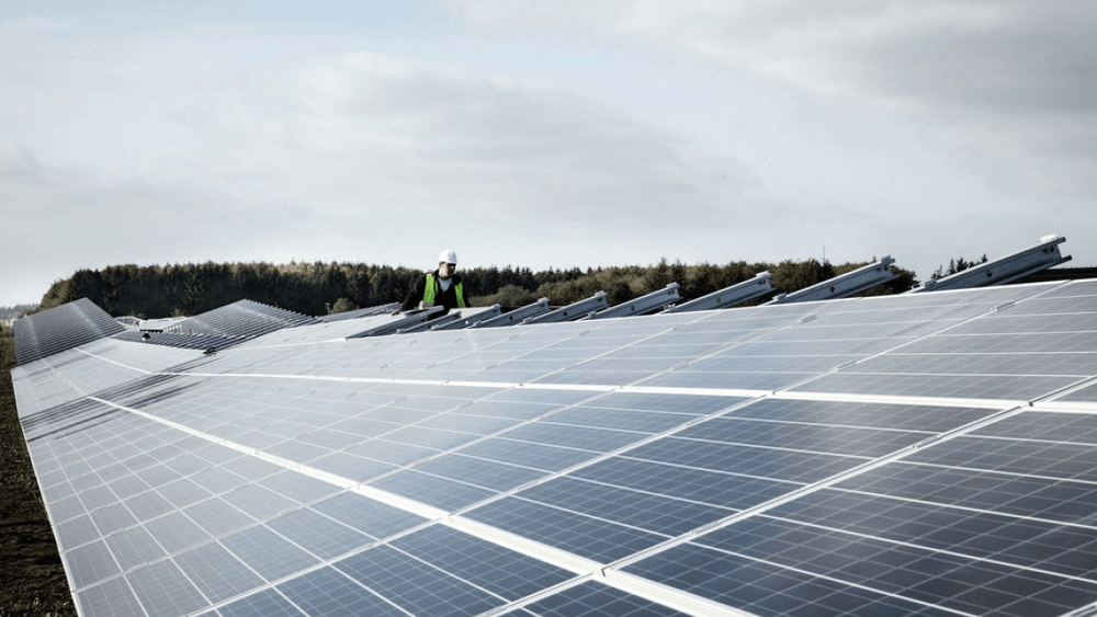 En lesere av danske Ingeniøren undres over hvorfor man ikke bruker areal som rundkjøringer og parkeringsplasser til solceller.