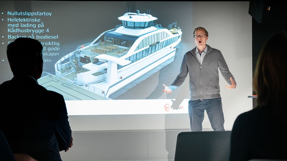 Marius Gjerset i Zero vil ha fart i klimagasskuttene fra skip. Her er han på en presentasjon av nullutslippsbåter i Oslo.
