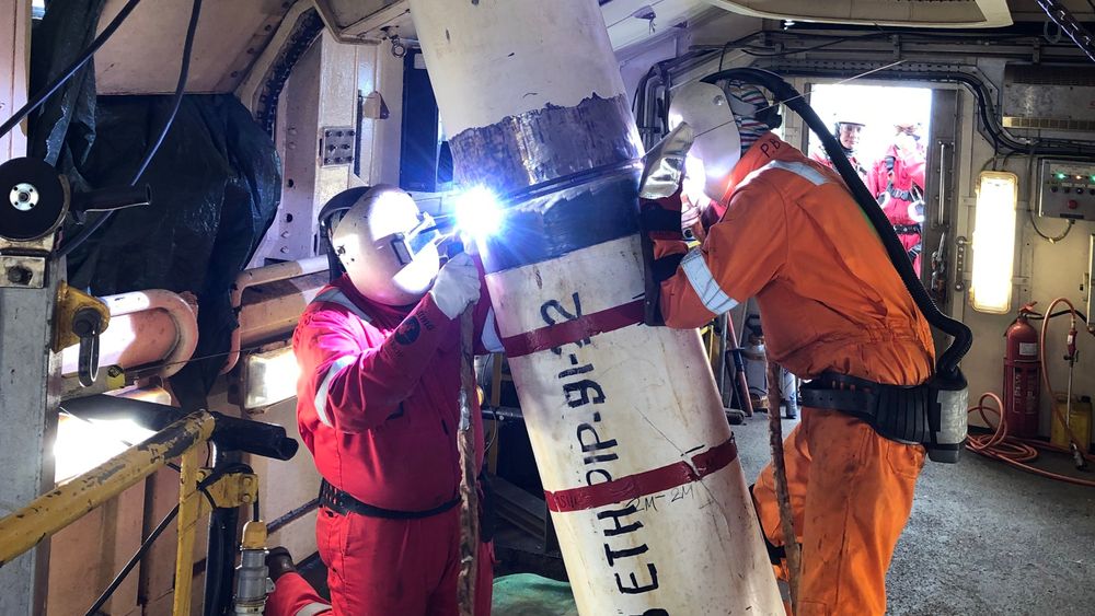 Her er installeringene av de spesielle produksjonsrørene på Fenja.feltet i gang. På grunn av voksholdig olje og lange avstander, trenger de en løsning som kan varme opp oljen etter en stans, hvis ikke blir den geleaktig i konsistensen og kan tette røret.
