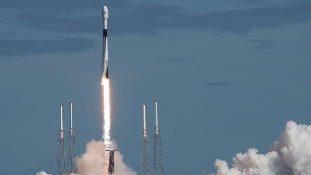 Falcon 9 med utstyr og satellitter under en oppskyting i 2019. Illustrasjonsfoto.