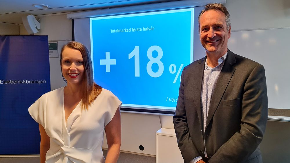 Stort tall: Kommunikasjonssjef Marte Ottemo og administrerende direktør Jan Røsholm i Stiftelsen Elektronikkbransjen melder om en kraftig vekst i salget av forbrukerelektronikk.