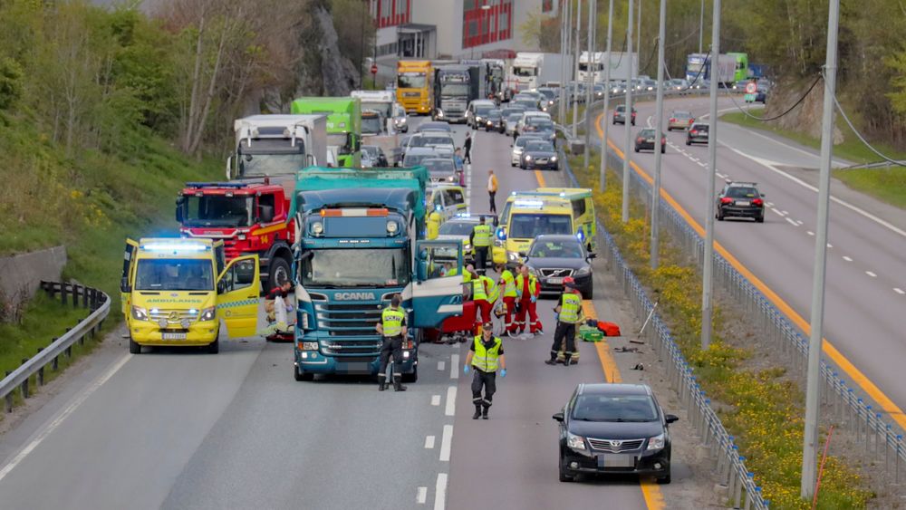 13 mai 2019 omkom to personer da en personbil kjørte inn i en stillestående lastebil på E18 utenfor Asker.