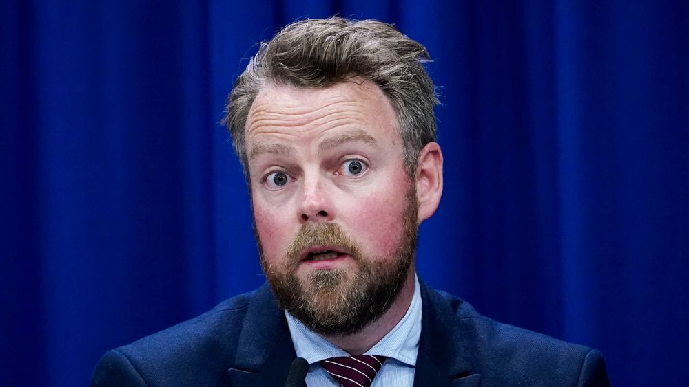  Arbeids- og sosialminister Torbjørn Røe Isaksen vil gå gjennom regelverket for hjemmekontor.