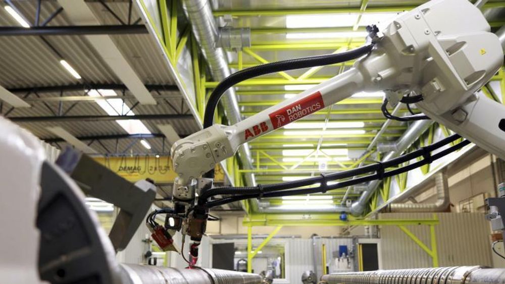 Sveiseroboten beveger seg fritt mellom åtte arbeidsstasjoner. TIG-sveising er preget av lange kjøletider, og derfor skifter roboten ofte arbeidsemne ved hjelp av temperaturmålinger.