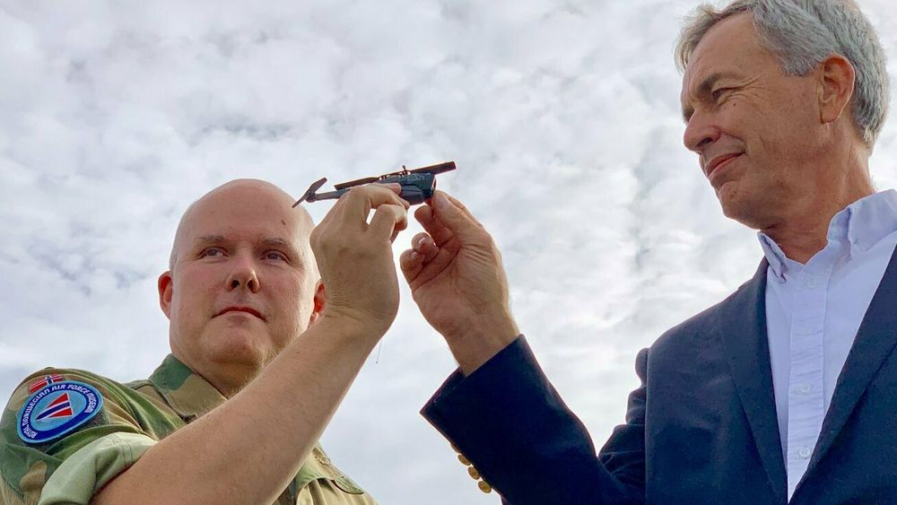 Anders Utgård, sjef for Luftforsvarsmuseet, mottar Black Hornet-dronen fra direktør Christian Feteke i FLIR UAS Norway.