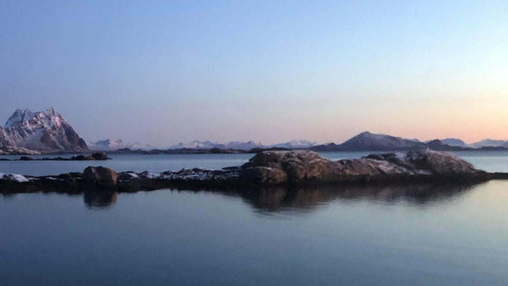 Fergesambandet mellom Bodø og Moskenes de neste ti årene skal nå ut på anbud. Et hydrogendrevet fergesamband over Vestfjorden vil sikre et volum på bruk av hydrogen som er stort nok til å få opp den første storskala produksjonen av utslippsfritt hydrogen, skriver artikkelforfatterne.
