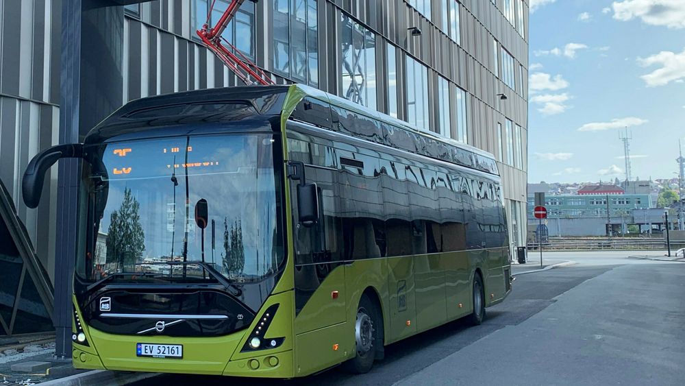 Pantograf-ladere fra ABB skal lade 31 elbusser i Bodø fra sommeren 2021. Bildet er fra tilsvarende lading i Trondheim.