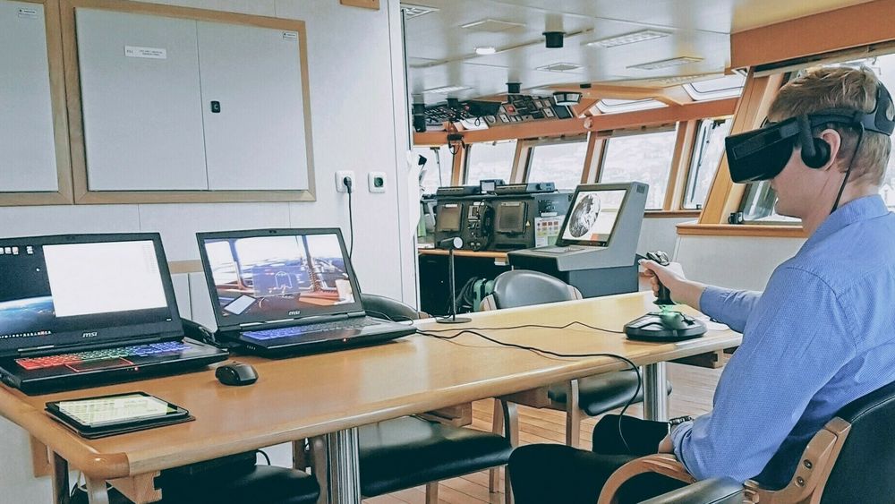 PC,VR-briller og styrehendel om bord på brua til  Magne Viking. Med internett kan andre være med på samme treningsøkt.