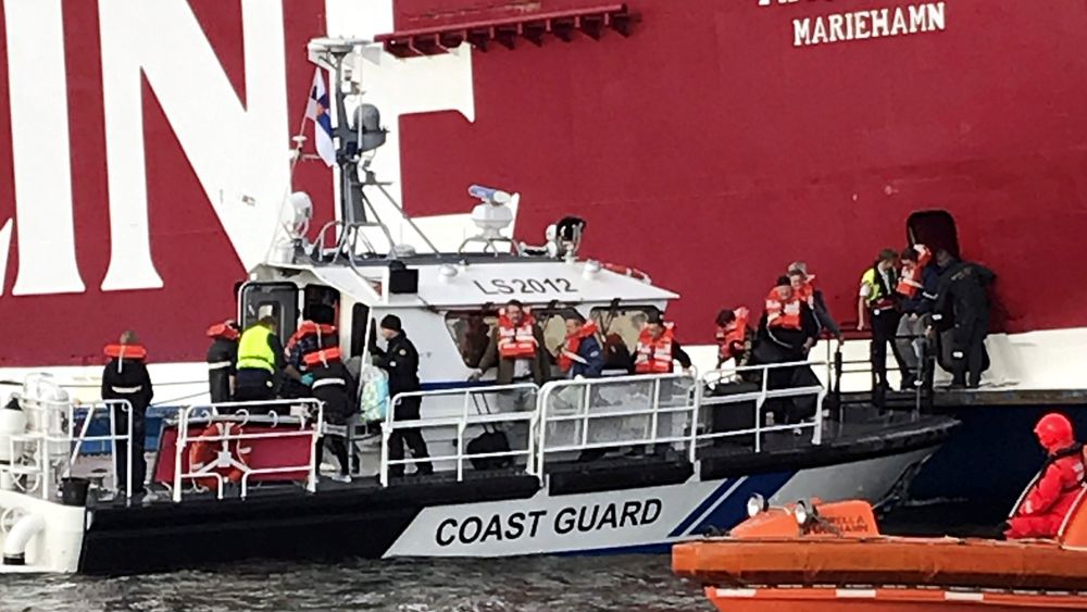 Passasjerer evakueres fra skipet.