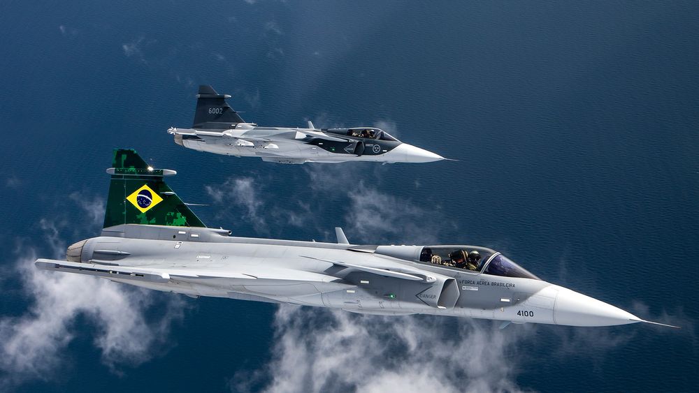 Sveriges første Jas-39E Gripen i lufta sammen med Brasils første F-39E.