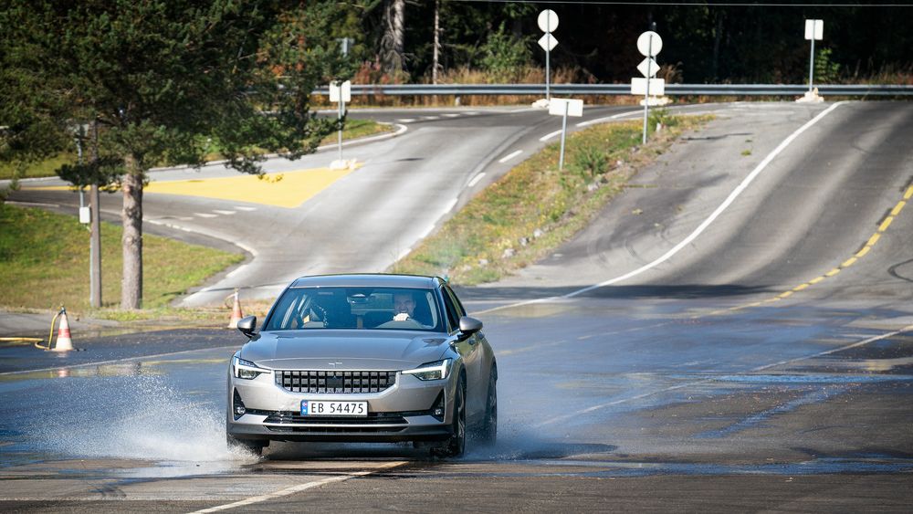 Test av elbilen Polestar 2. Glattkjøring.