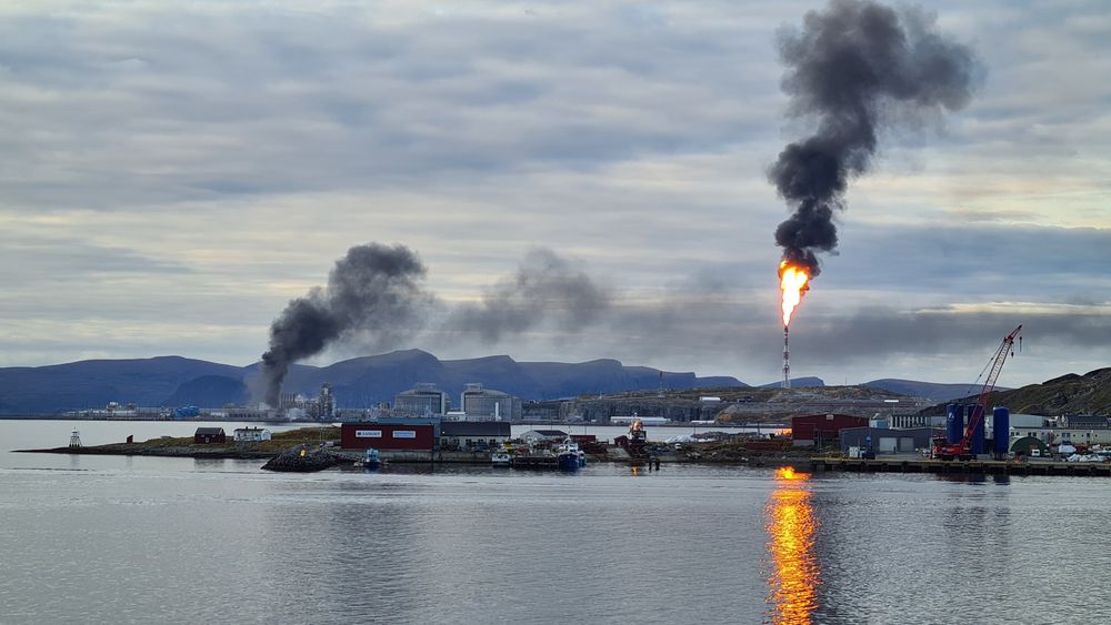 Store mengder svart røyk og fakling av gass på Melkøya mandag ettermiddag. Foto: Kristiane Mauno Krystad