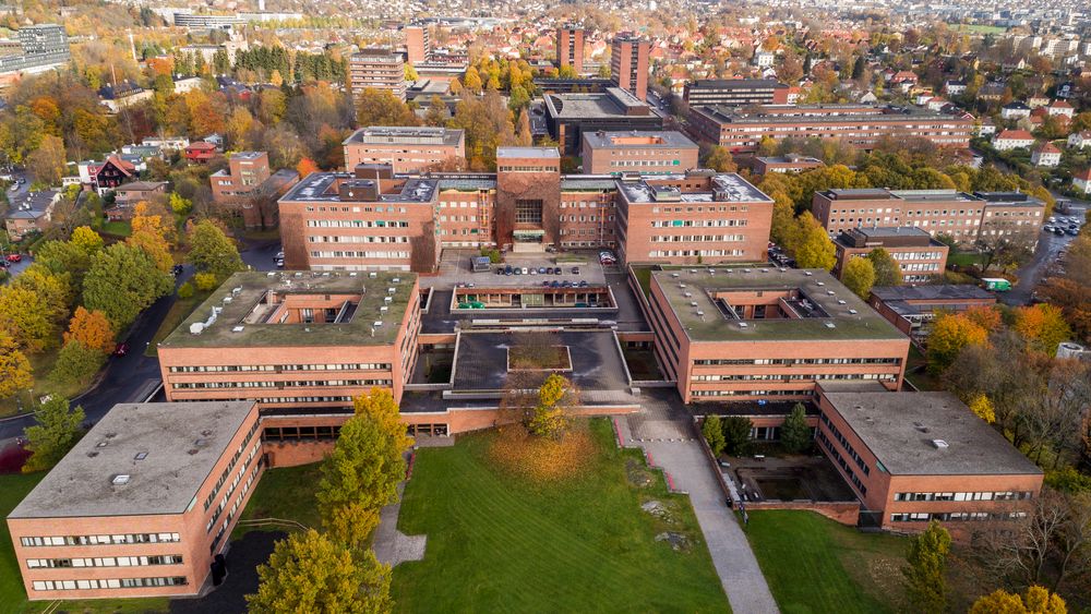 Universitetet i Oslo mangler grunnleggende utstyr for å kunne drive digital fjernundervisning, dersom veksten i koronasmitte fører til at universitetet blir nødt til å stenge lesesaler og undervisningslokaler, mener en av professorene ved universitetet.