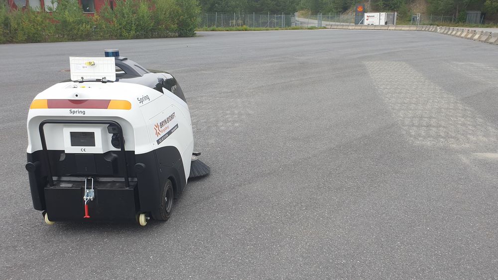 På Kongsberg får børstemaskinen prøvd seg på ulike mengder og grustyper som brukes til å strø norske veier.