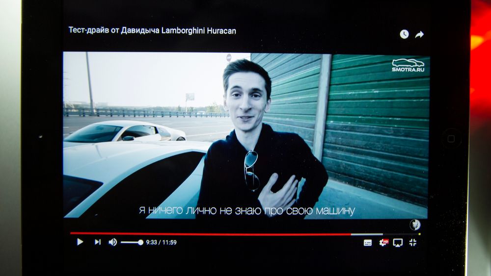 Bildet viser Yevgeny Nikulin på et Youtube-opptak datert mandag 2. august 2015, etter et Lamborghini Huracan-løp utenfor Moskva i Russland. 