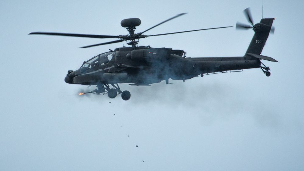 Her er M230 i aksjon på et AH-64 Apache. Nå skal den samme maskinkanonen brukes på en ny våpenstasjon fra Kongsberg.