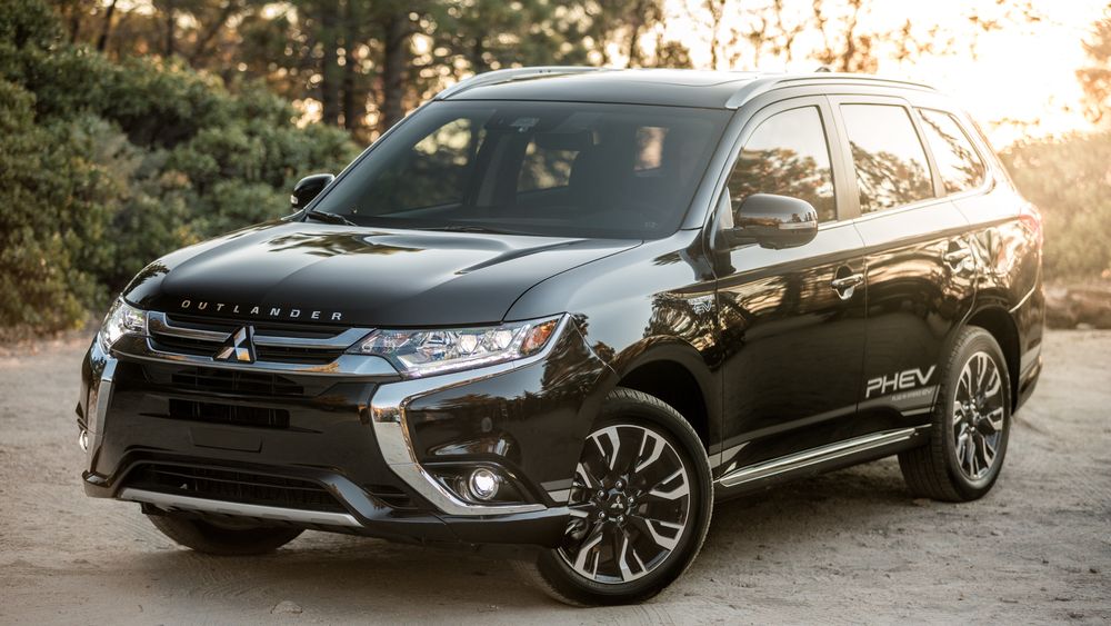 I fjor utgjorde de ladbare hydridbilenes fordel i engangsavgiften 1,3 milliarder kroner i statsbudsjettet. Mitsubishi Outlander er en populær ladbar hybrid.