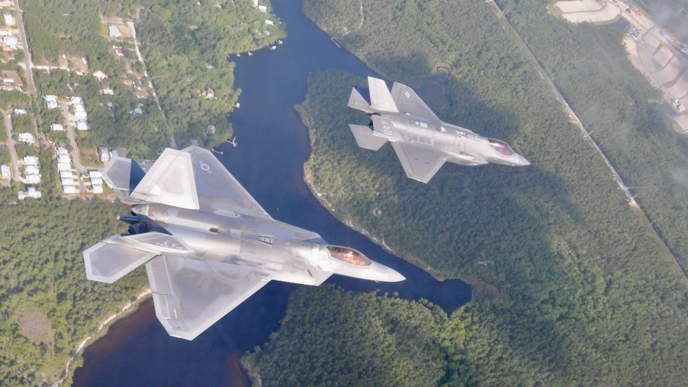 Et F-22A Raptor (nærmest) og et F-35A Lightning II sammen i lufta i nærheten av Eglin den 15. mai i år. Samme dag havarerte et F-22, og fire dager senere et F-35.