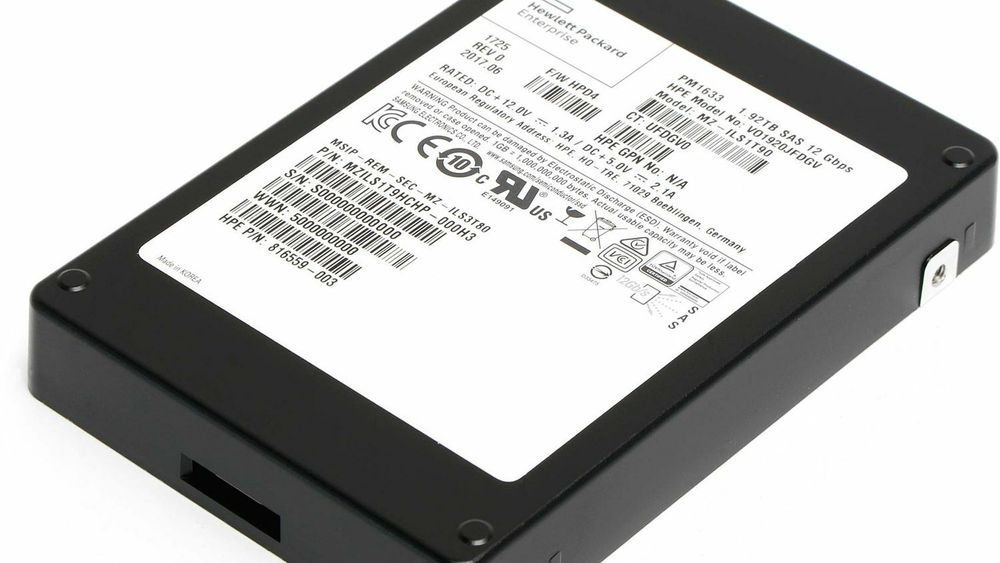 Denne Samsung-produserte SSD-en fra HP Enterprise, med produktnummeret VO1920JFDGV, er blant de berørte 20 modellene som døde etter 30.000 timer på grunn av en fastvarefeil.