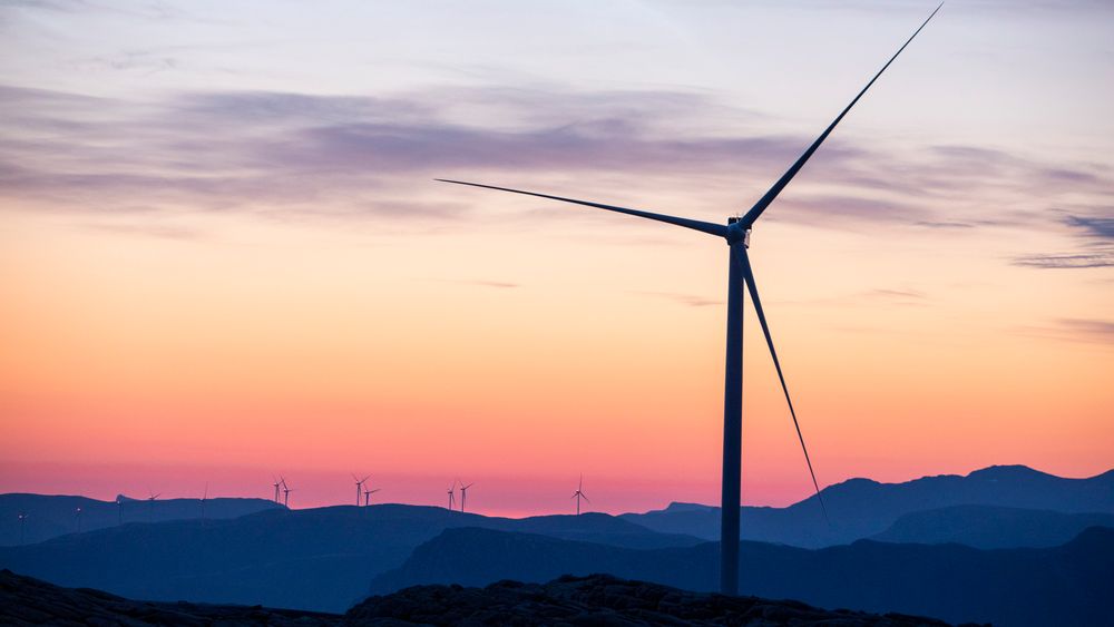 En utbyggingsboom de siste årene har fått vindkraftmotstanden i Norge til å ta seg kraftig opp. Nå skal Stortinget ta stilling til et forslag om innstramminger i konsesjonsreglene. Bildet viser Guleslettene vindpark like ved Florø.
