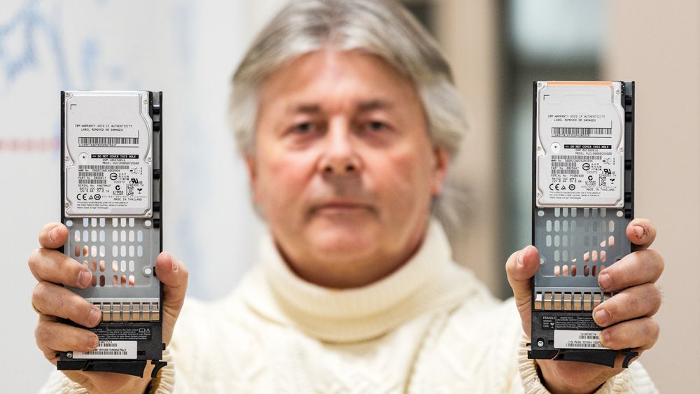Det er en betraktelig forskjell mellom disse to lagringsmediene som Frank Vådahl i PEDAB holder opp for kamera. De er begge brikkebaserte, men én er SSD og den andre er FlashCore. Dermed er hastighetsforskjellen mellom dem drastisk. 
