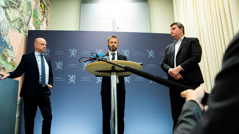 Helse- og omsorgsminister Bent Høie (midten), administrerende direktør Ole Erik Almlid i NHO (til venstre) og LO-leder Hans-Christian Gabrielsen (til høyre) holdt pressekonferanse etter et møte mandag formiddag.
