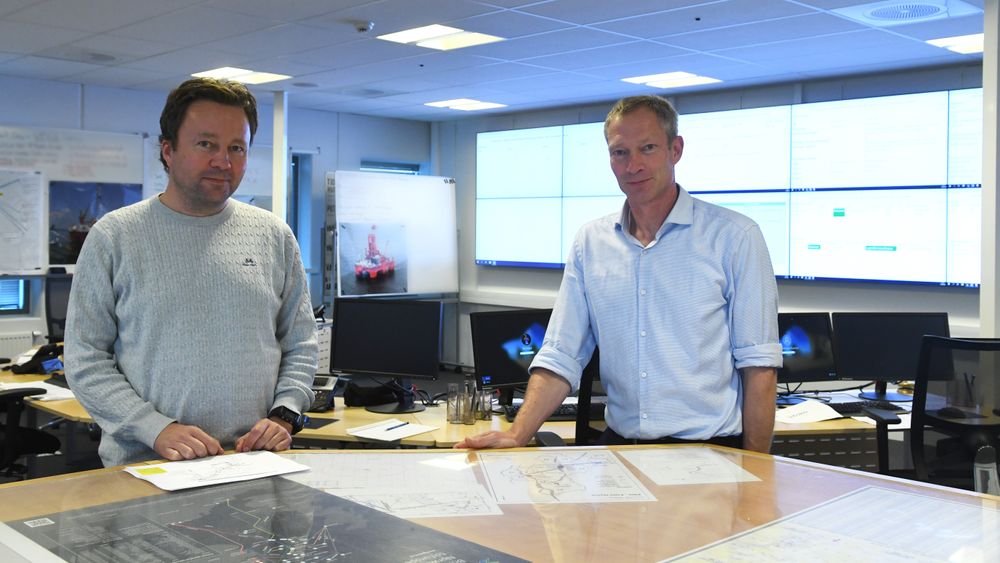 Fra venstre: Geir Haakonsen i OFFB og Rolf Håkon Holmboe i Neptune Energy gir deg smørbrødlista over hva som hjalp i håndteringen av koronasmitte på oljeriggen West Phoenix.