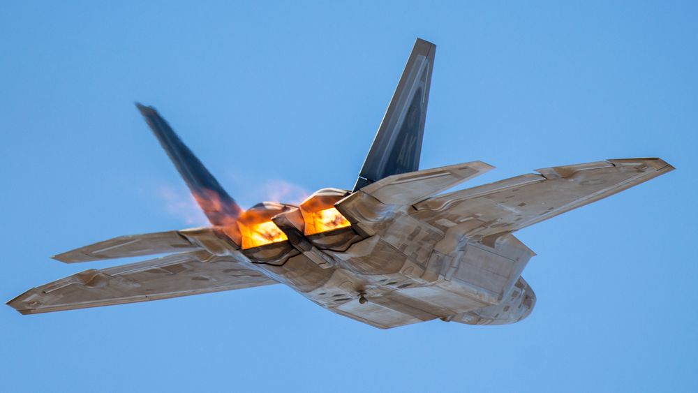 Etterbrennerne på de to F119-motorene lyser opp på et F-22A under et flyshow ved Tucson i Arizona i 2019.
