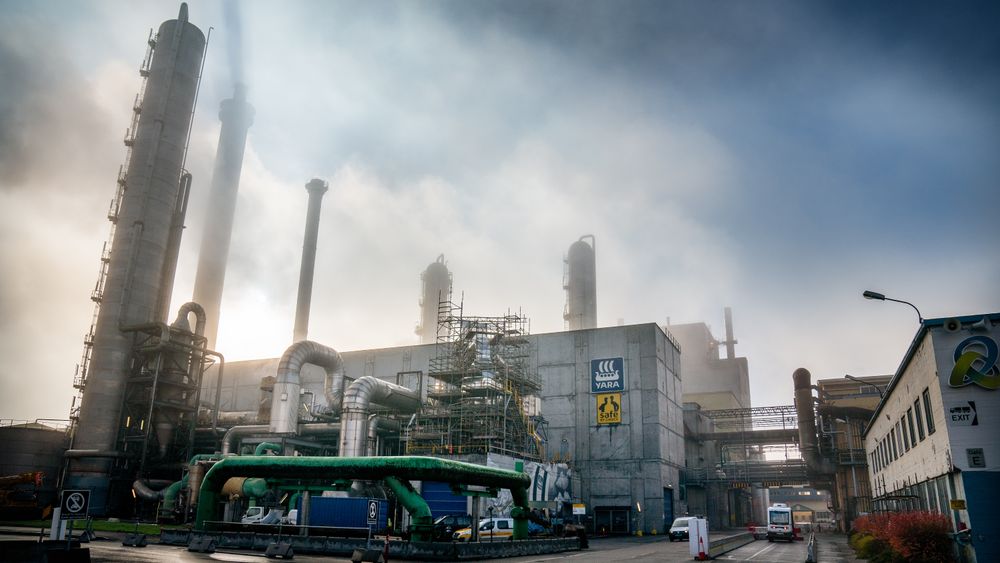Flere aktører ønsker å lage drivstoff av fanget CO2 og store mengder energi her på Herøya i Porsgrunn. Bellona frykter syntetisk drivstoff blir en kostbar avsporing i klimakampen.