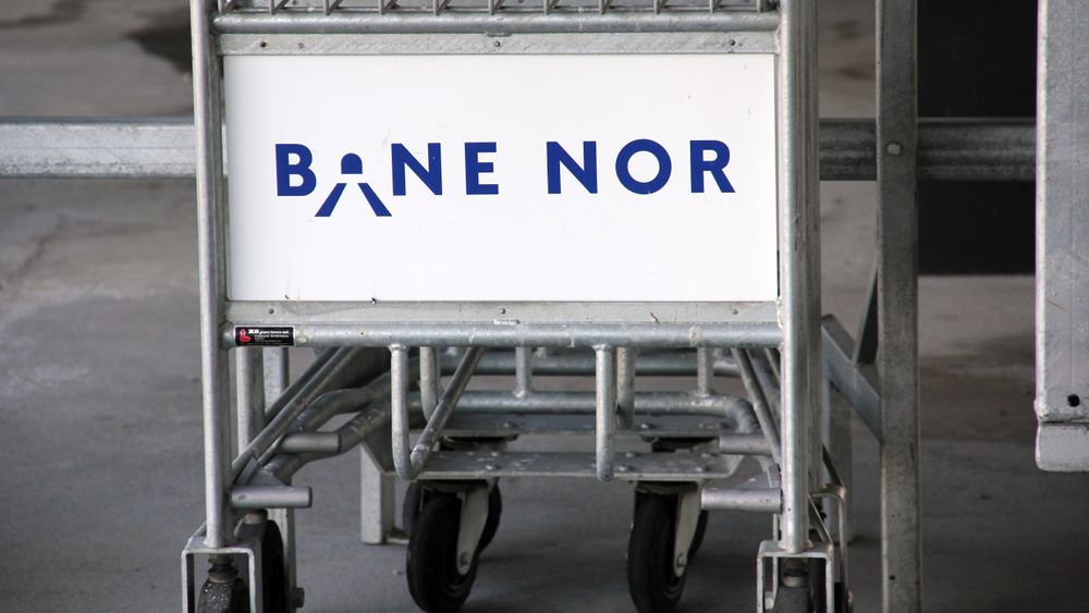 Hvem får direktørjobb i Bane Nor og får Go Ahead, SJ og VY-billetter som frynsegode? Bane Nor-bagasjetralle ved Trondheim stasjon.