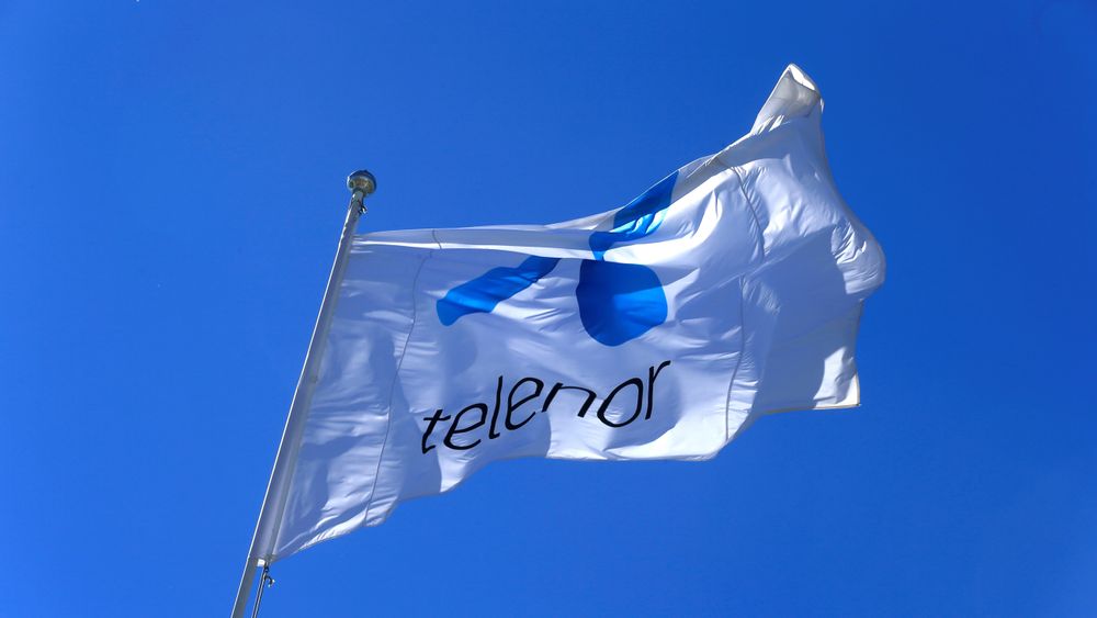 Telenor-flagget svaier ved selskapets hovedkvarter på Fornebu i Oslo.