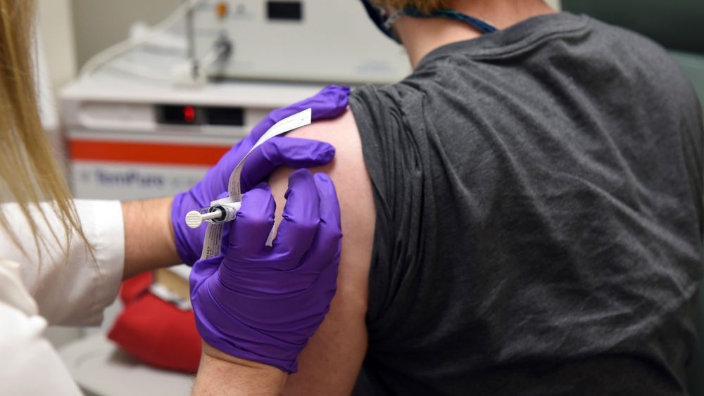 Den amerikanske legemiddelgiganten Pfizer sier at covid-19-vaksinen de utvikler sammen med tyske BioNTech er 90 prosent effektiv mot å hindre covid-19-infeksjoner i fase 3-tester. Her settes den første vaksinedosen på en deltaker i testingen.
