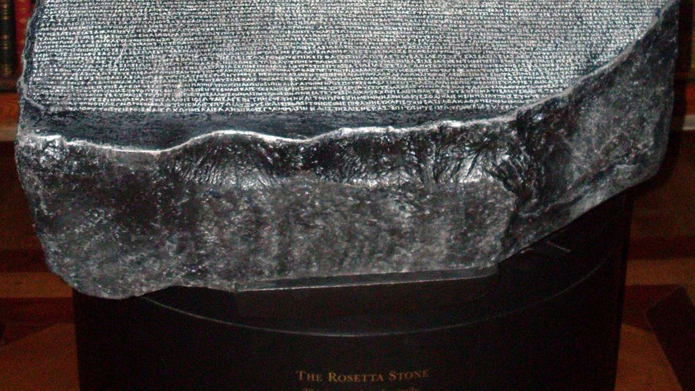 Apples Rosetta-teknologi er oppkalt etter den egyptiske Rosettasteinen, som ga nøkkelen til dechiffreringen av hieroglyfene. Det er en kopi av steinen, utstilt ved British Museum i London, som er avbildet.